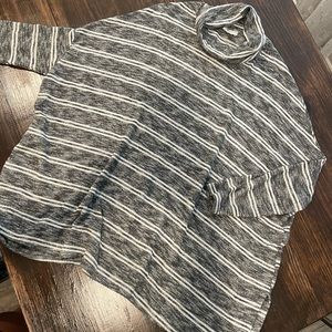 3 for $15 / ANTHROPOLOGIE STAMP GRAY & WHITE TUNIC